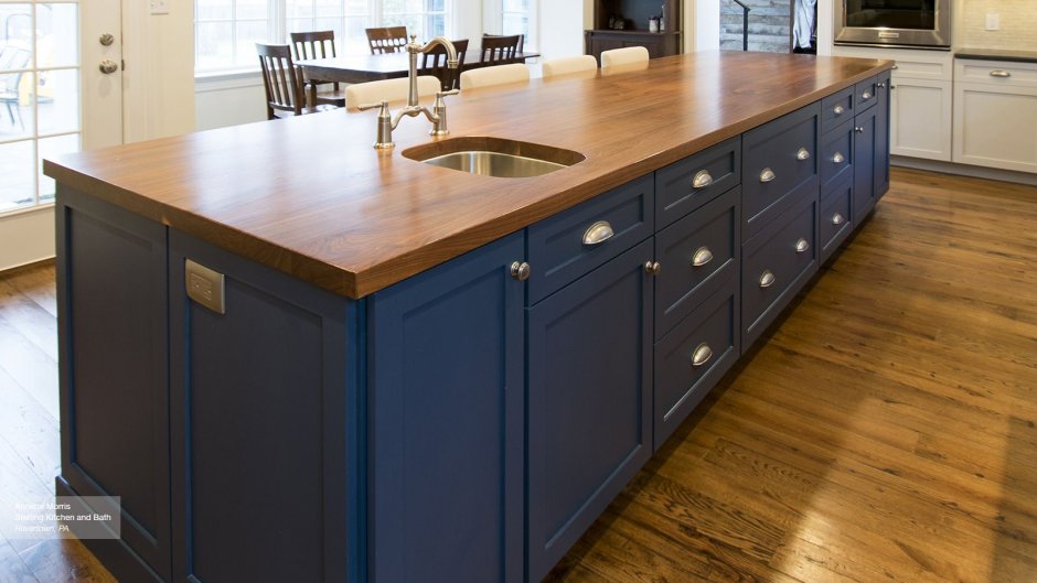 Синяя кухня и деревянный стол