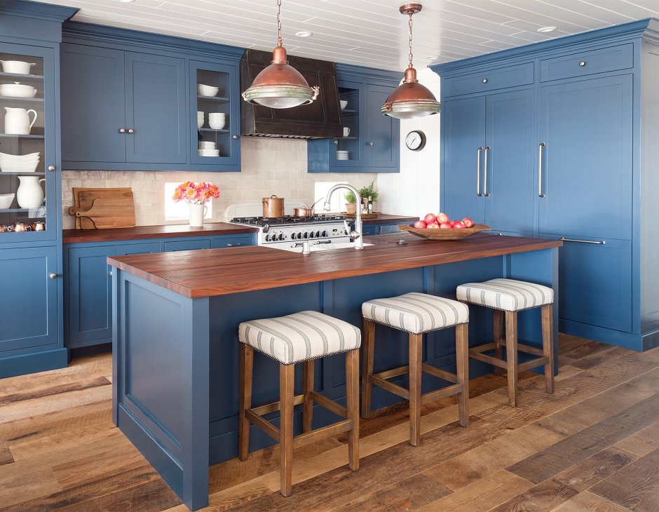 Деревянная столешница на синей кухне