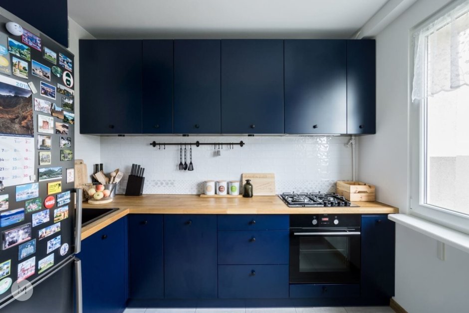 Синяя кухня с деревянными полками