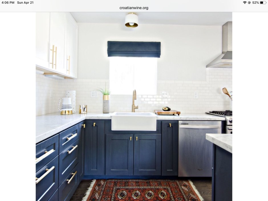 Серо-синяя кухня с деревянной столешницей