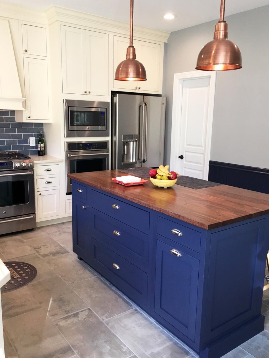 Синяя кухня с деревянными полками