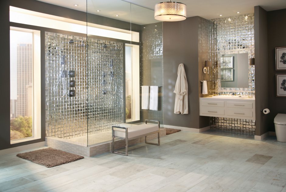 Роскошный интерьер ванной с зеркальной мозаикой на полу