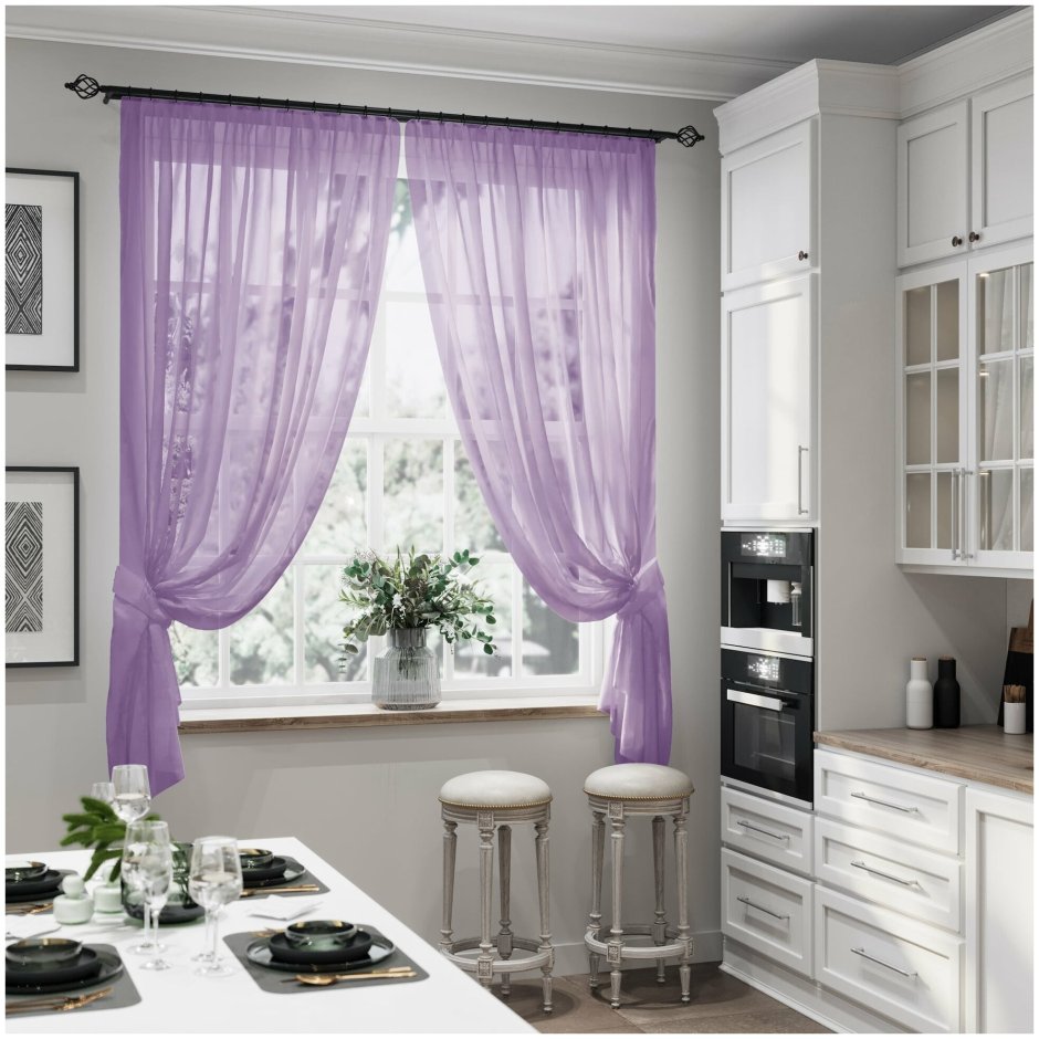 Лиловые шторы в интерьере кухни