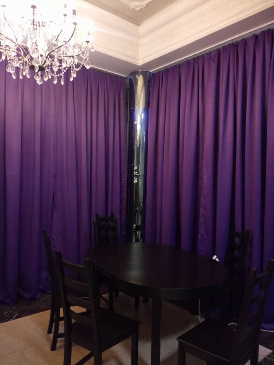 Занавески в зал к фиолетовым стенам