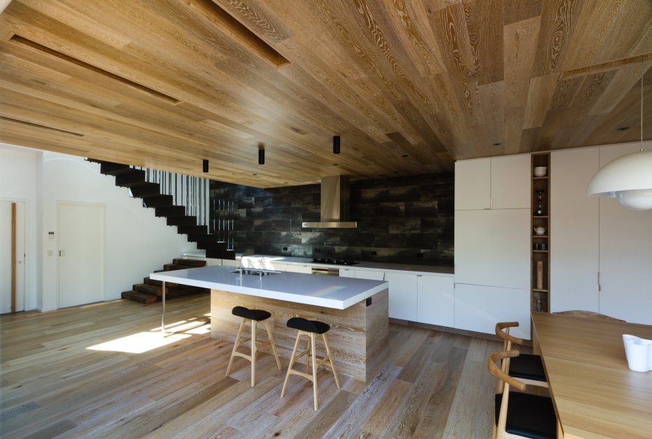 Интерьер кухни с деревянным полом
