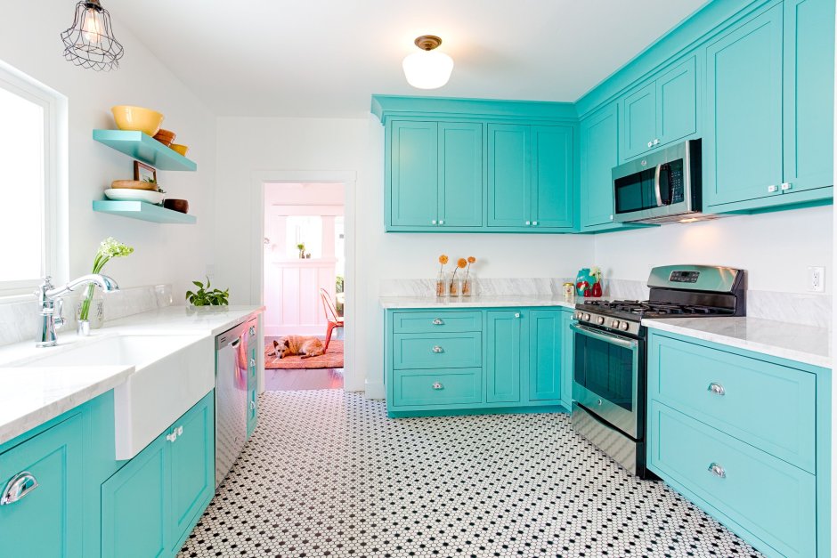 Белая кухня с голубыми акцентами (67 фото)