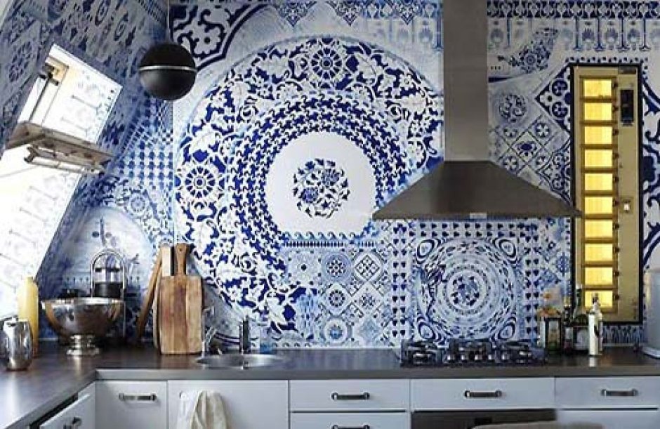 Интерьер кухни синяя плитка с узором Прованс