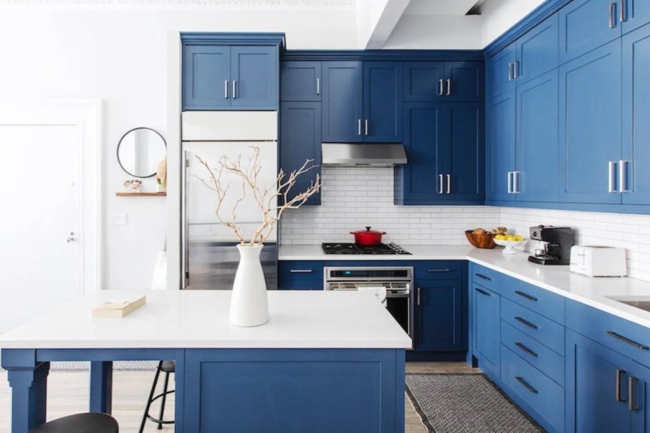 Кухня с бело голубыми обоими