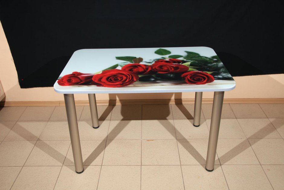 Стеклянный стол с печатью