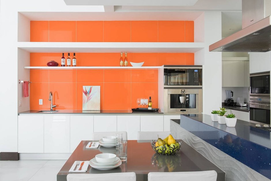 Оранжевые акценты в интерьере кухни