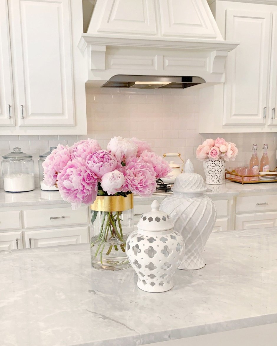 Белая ваза с цветами для кухни