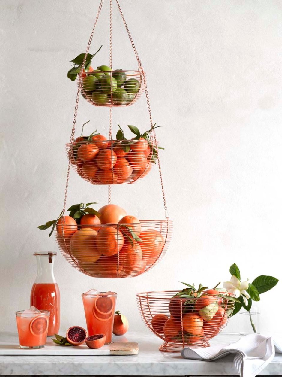 Подвесные вазы для фруктов на кухне