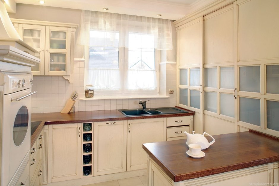 Кухонный гарнитур для кухни с окном посередине