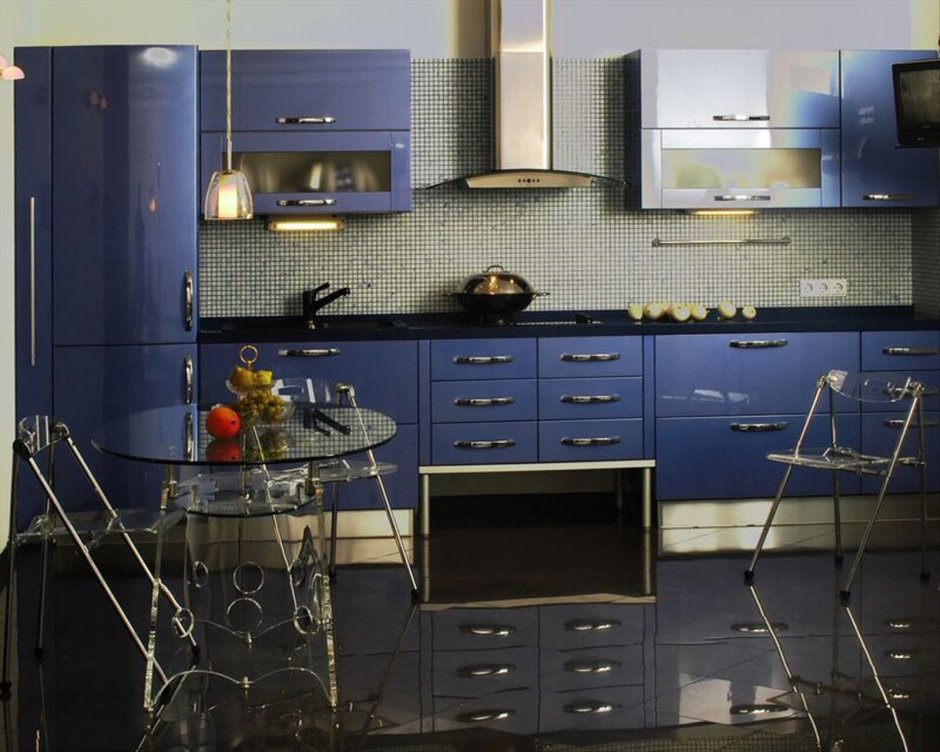 Кухня в синем цвете с деревянной столешницей