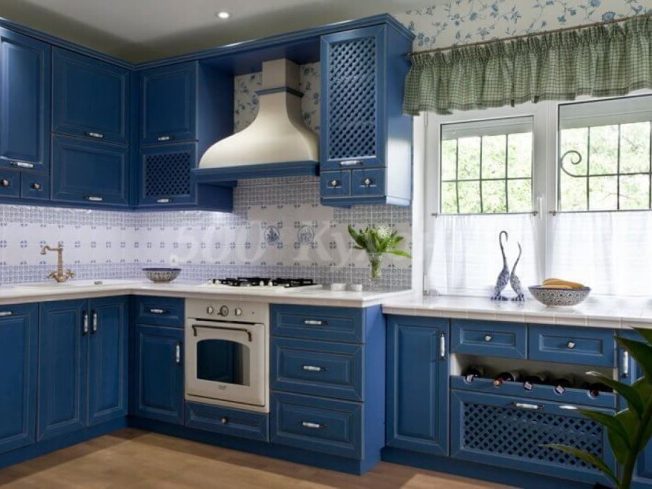 Синяя кухня с барной стойкой