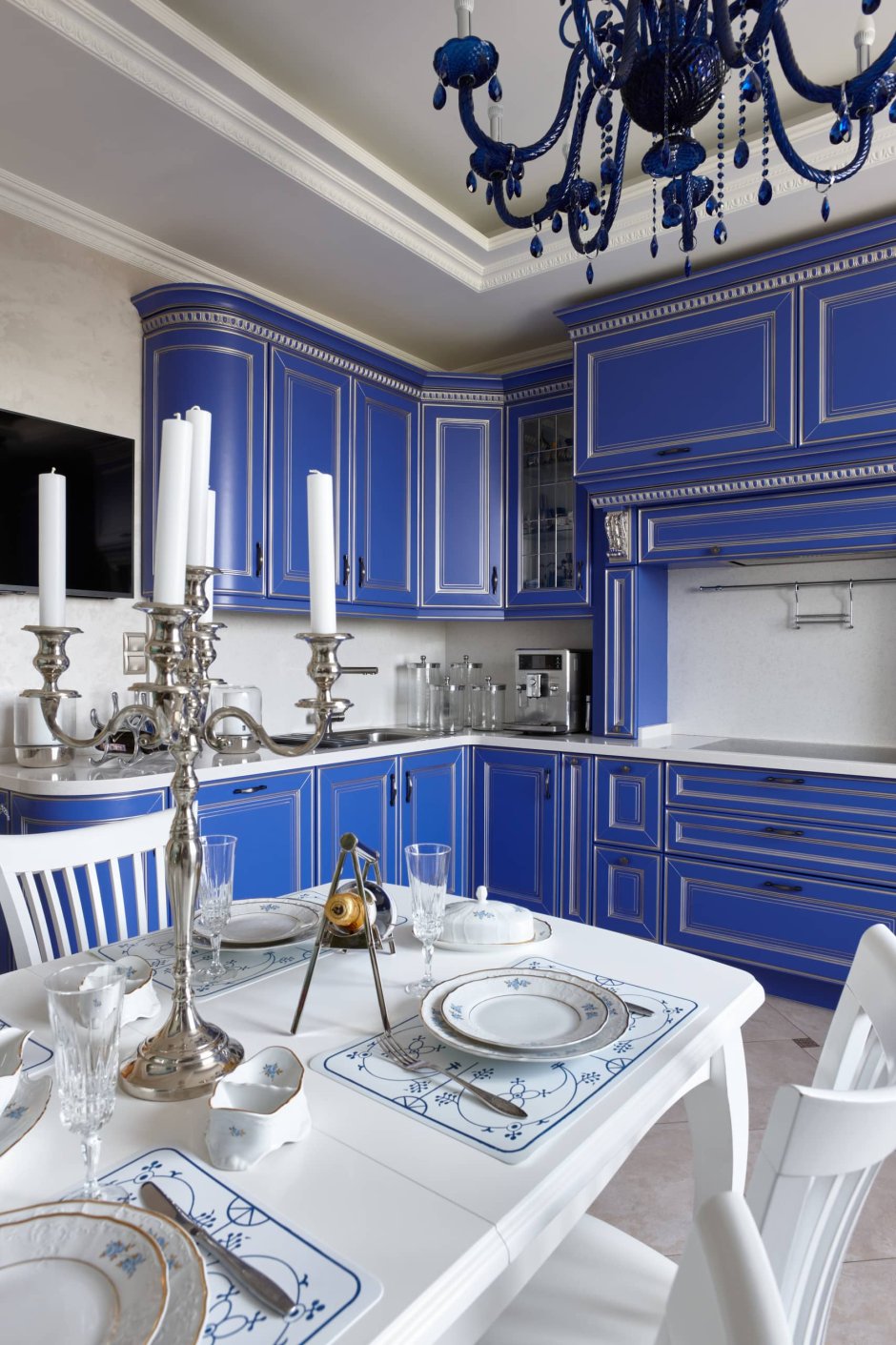 Синяя классическая кухня