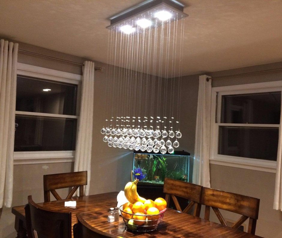 Светильник над столом на кухне