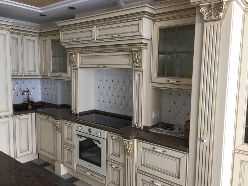 Кухня белая классика с золотой патиной угловая