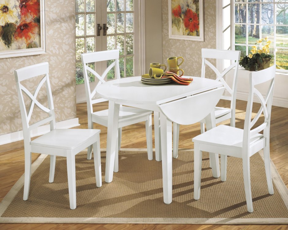 Белый стол и стулья в в белые горшки с алоэ