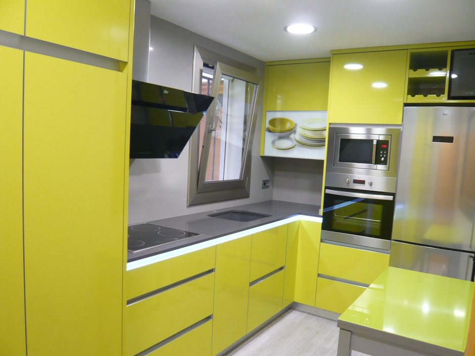 Зеленая кухня желтые стены