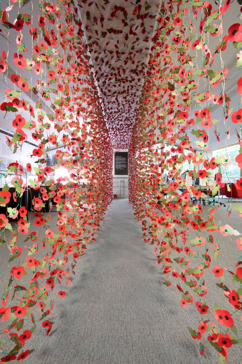 Инсталляция с цветами