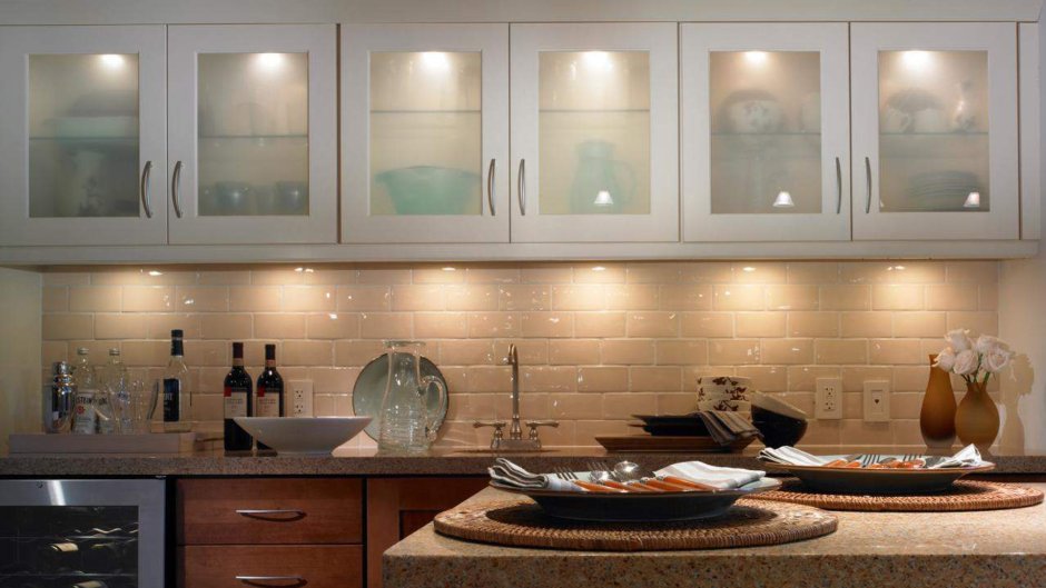 Кухонные стеклянные шкафы с подсветкой с матовым стеклом