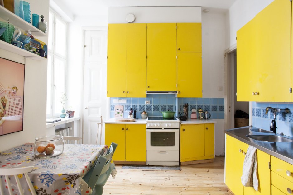 Кухонная гарнитура лимонного цвета