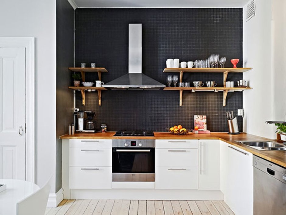 Кухня в скандинавском стиле с деревянной столешницей черная