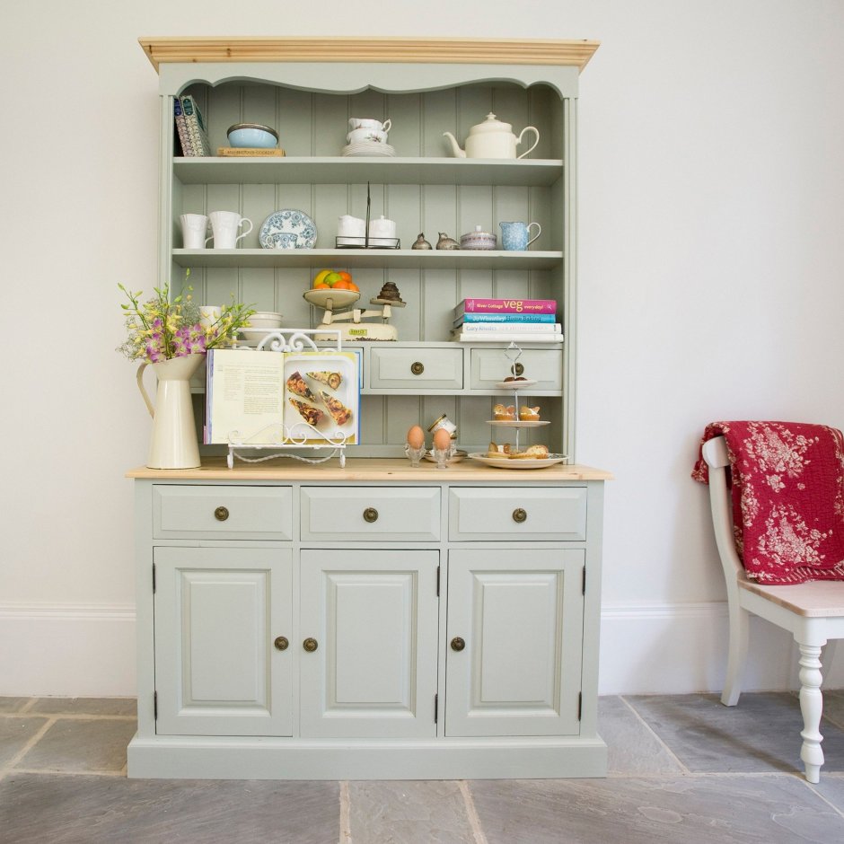 Старинный буфет в интерьере