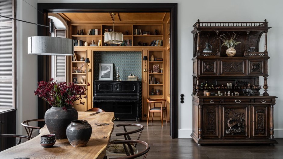 Интерьер маленькой кухни с буфетом