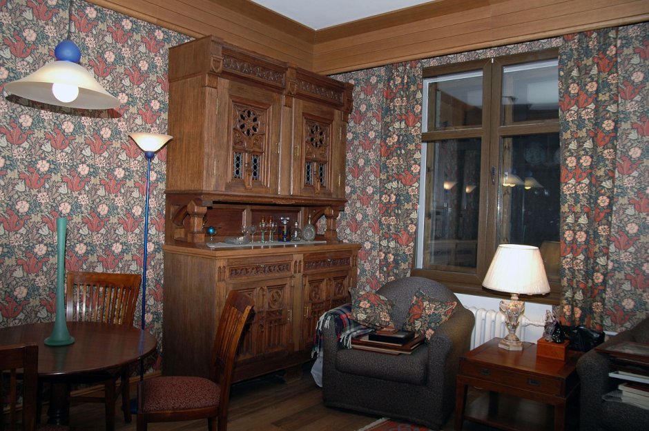 Старинный буфет в современном интерьере