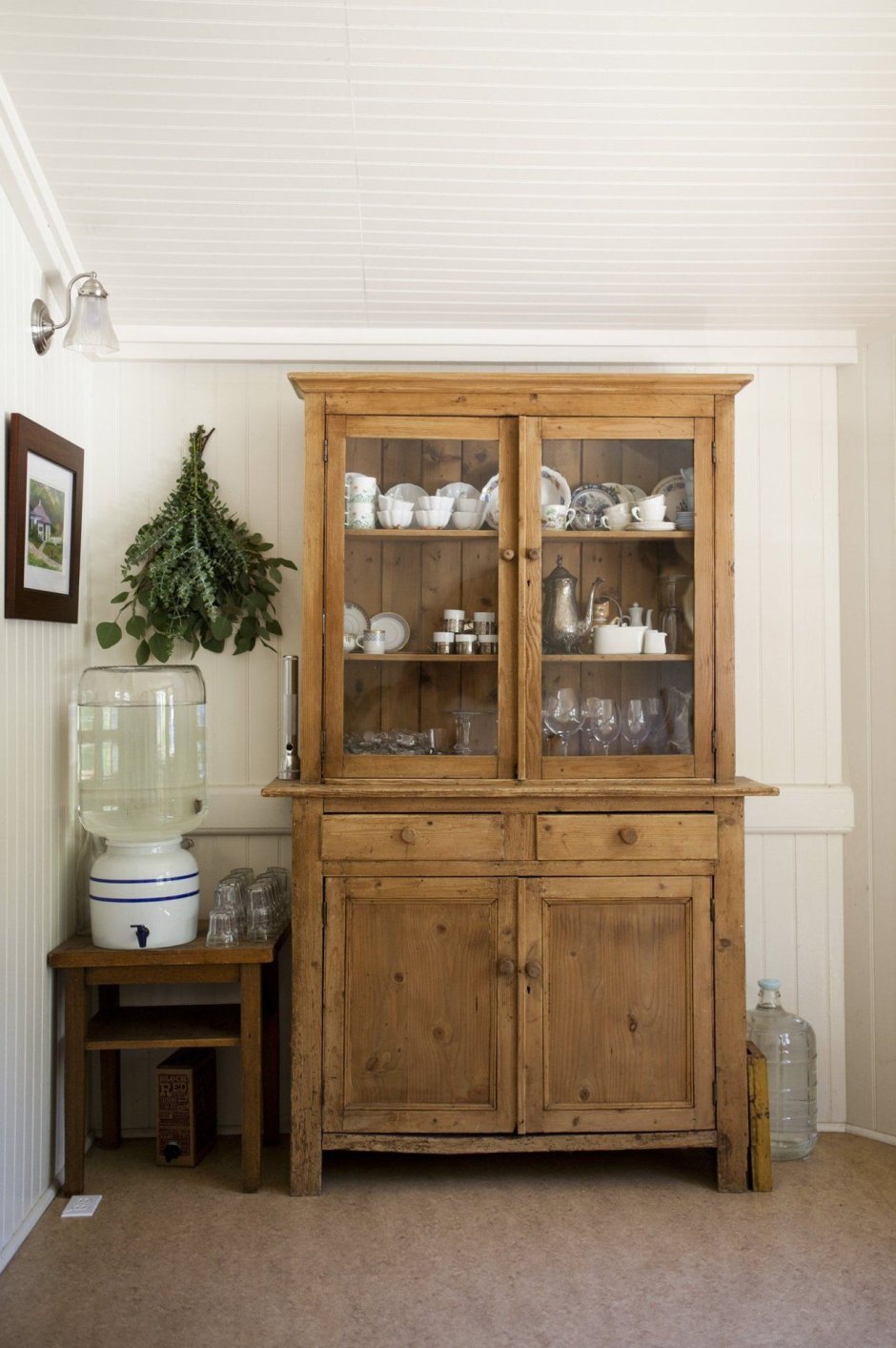 Винтажный сервант белый