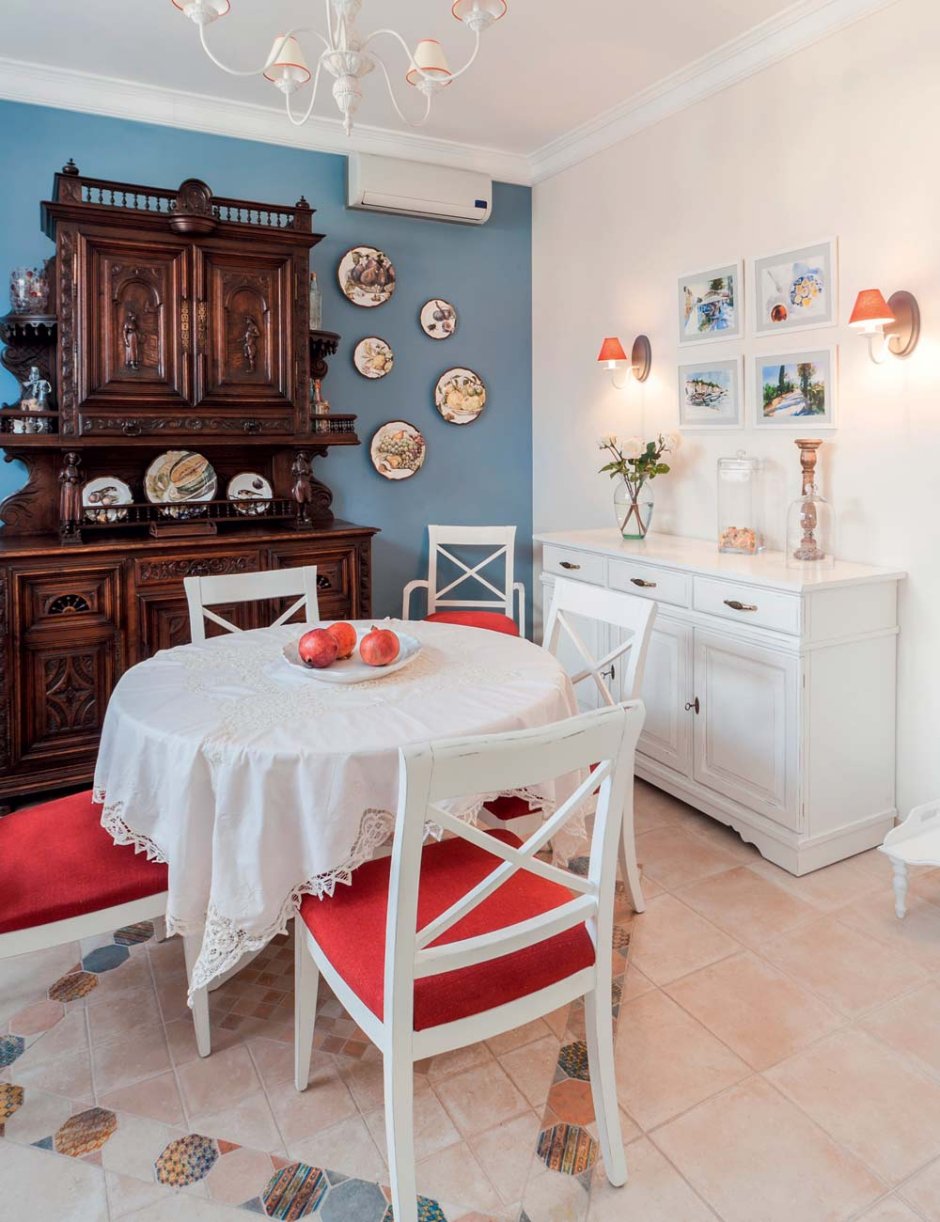 Антикварный буфет в современном интерьере