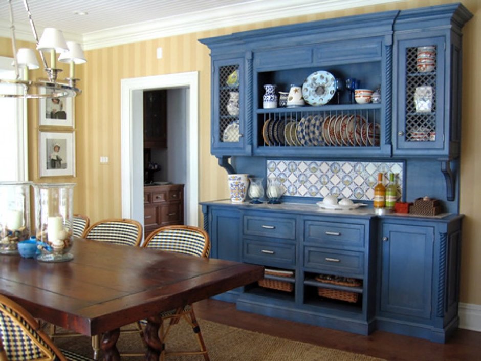 Антикварный буфет в современном интерьере