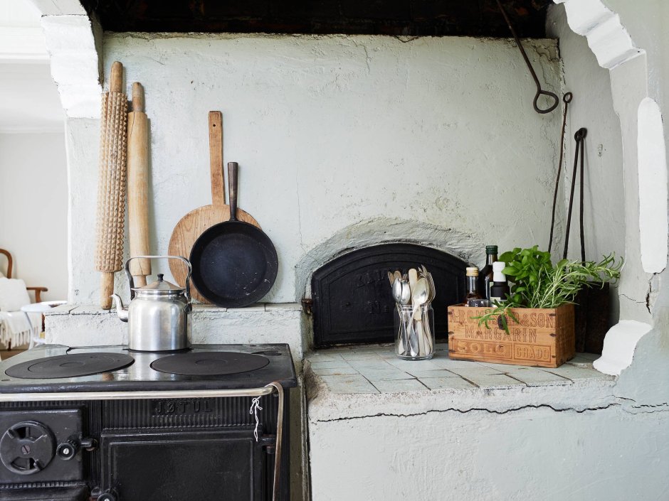 Интерьер деревенской кухни с печью