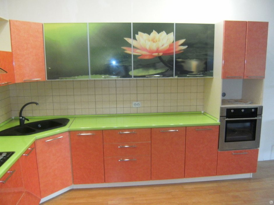 Дизайн кухни бюджетно с применением самоклеющихся панелей фото