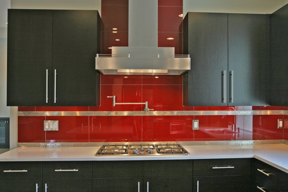 Красная кухня с черной столешницей