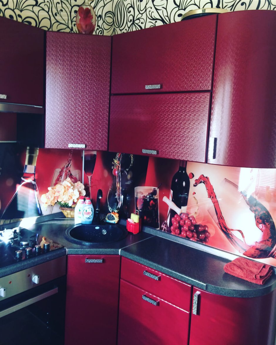 Красные кухонные гарнитуры с подсветкой