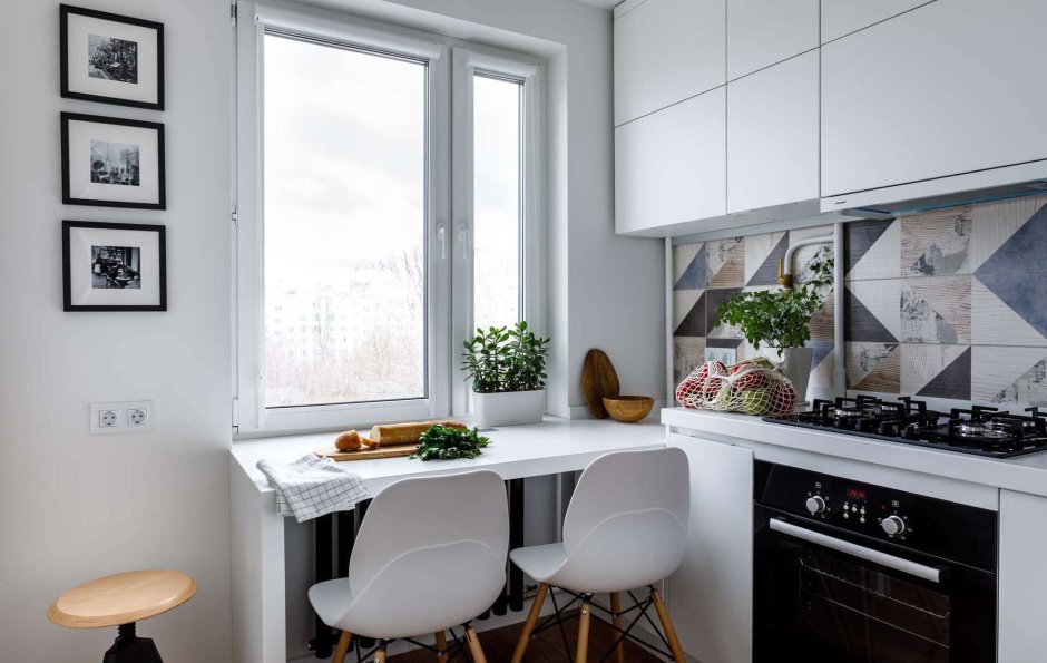 Кухонные гарнитуры для маленькой кухни с окном