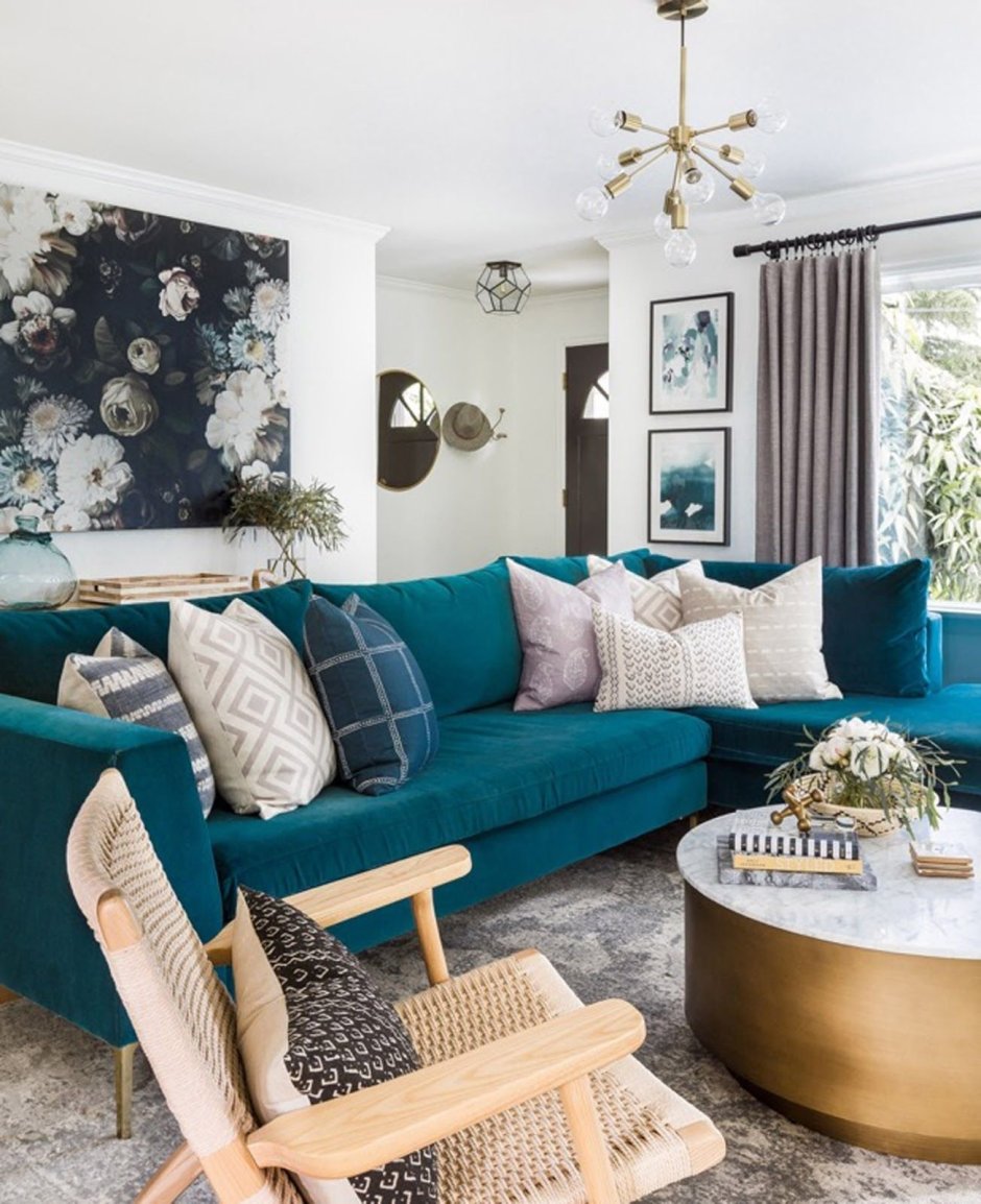 Светлая гостиная с голубым диваном