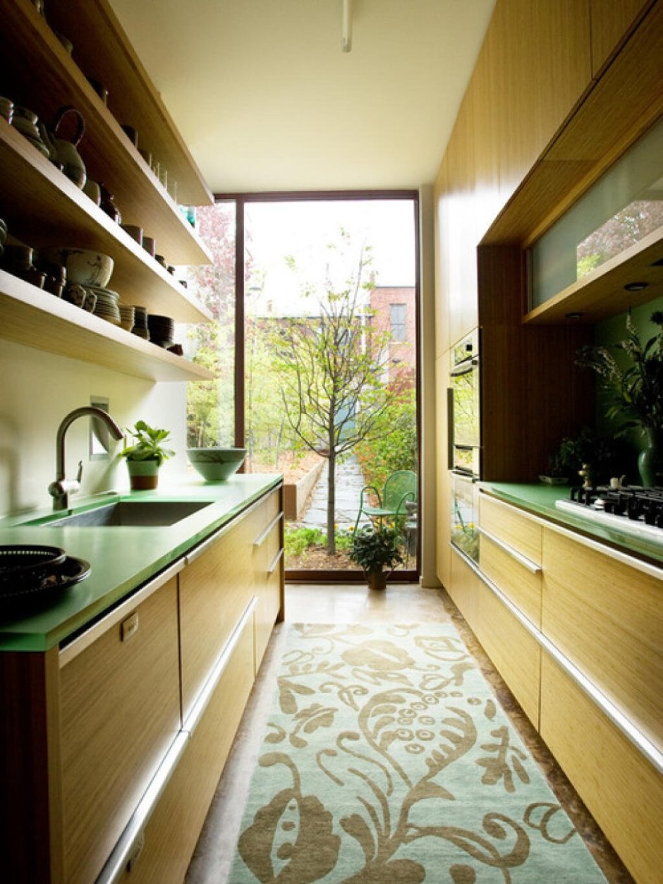 Узкий и длинный кухонный стол в кухне