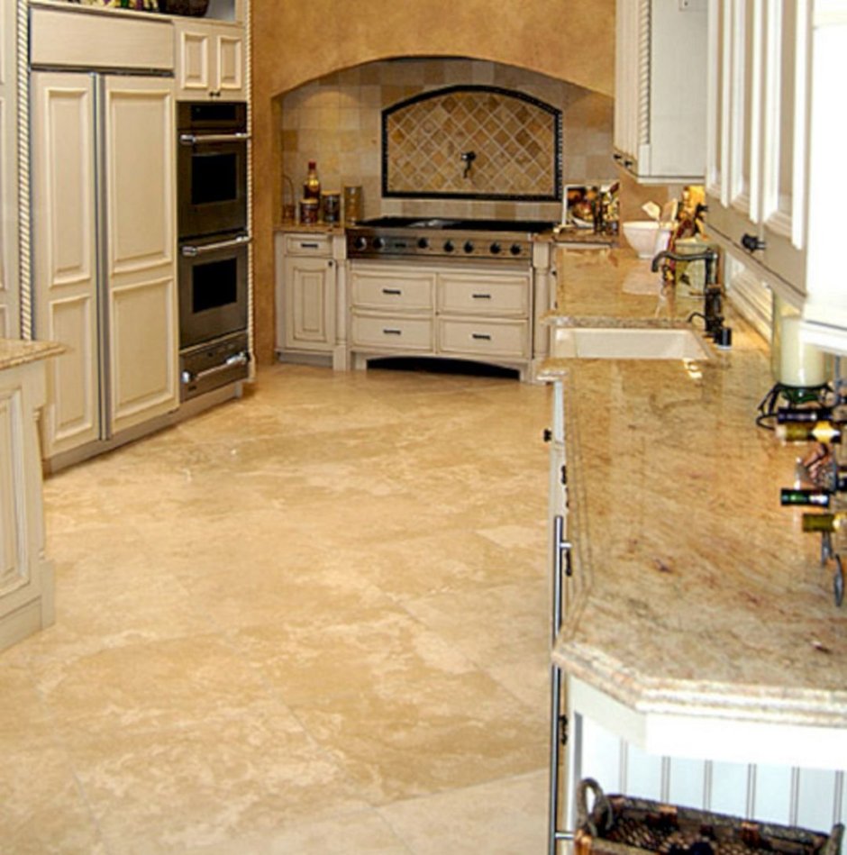 Кухня гостиная с белым мраморным полом