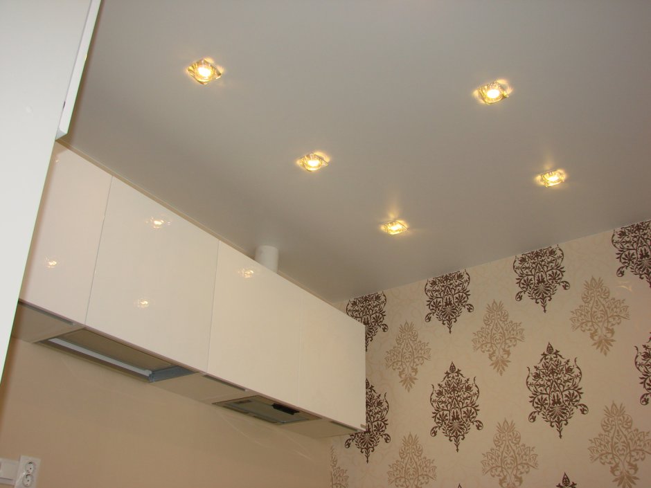 Расположение точечных светильников на потолке в кухне