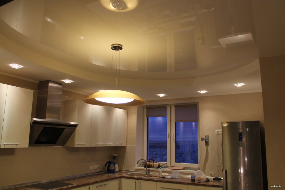 Круглый натяжной потолок в кухне