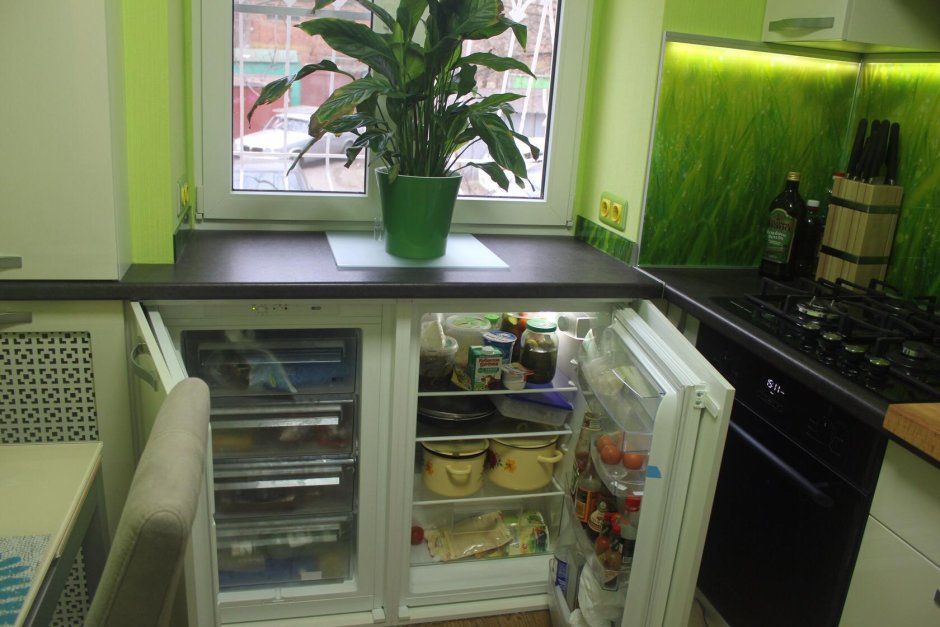 Дизайн кухни с холодильником под окном (74 фото)