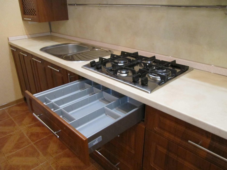 Кухонный гарнитур со встроенной газовой панелью