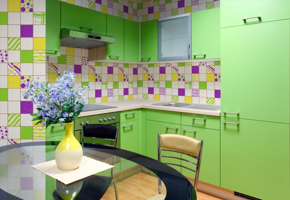 Кухня с цветной плиткой на стене