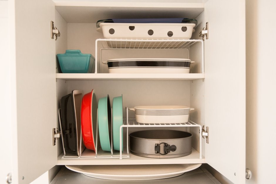 Как организовать хранение на кухне в шкафчиках над духовкой