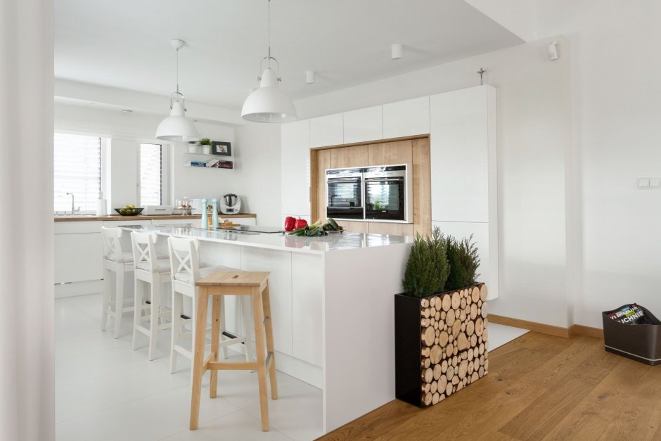 Белая кухня с деревянной столешницей в скандинавском стиле