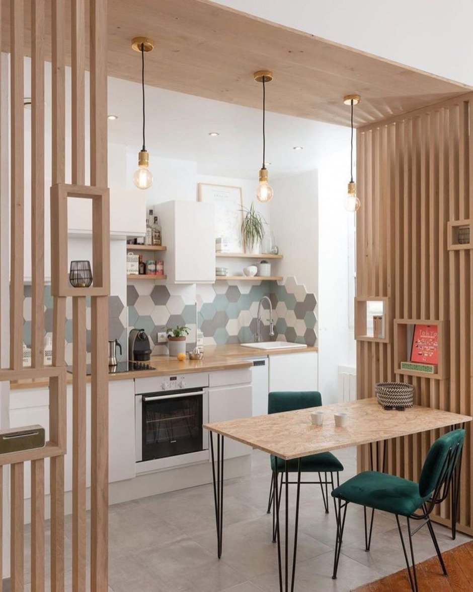 Кухня гостиная с деревянными рейками